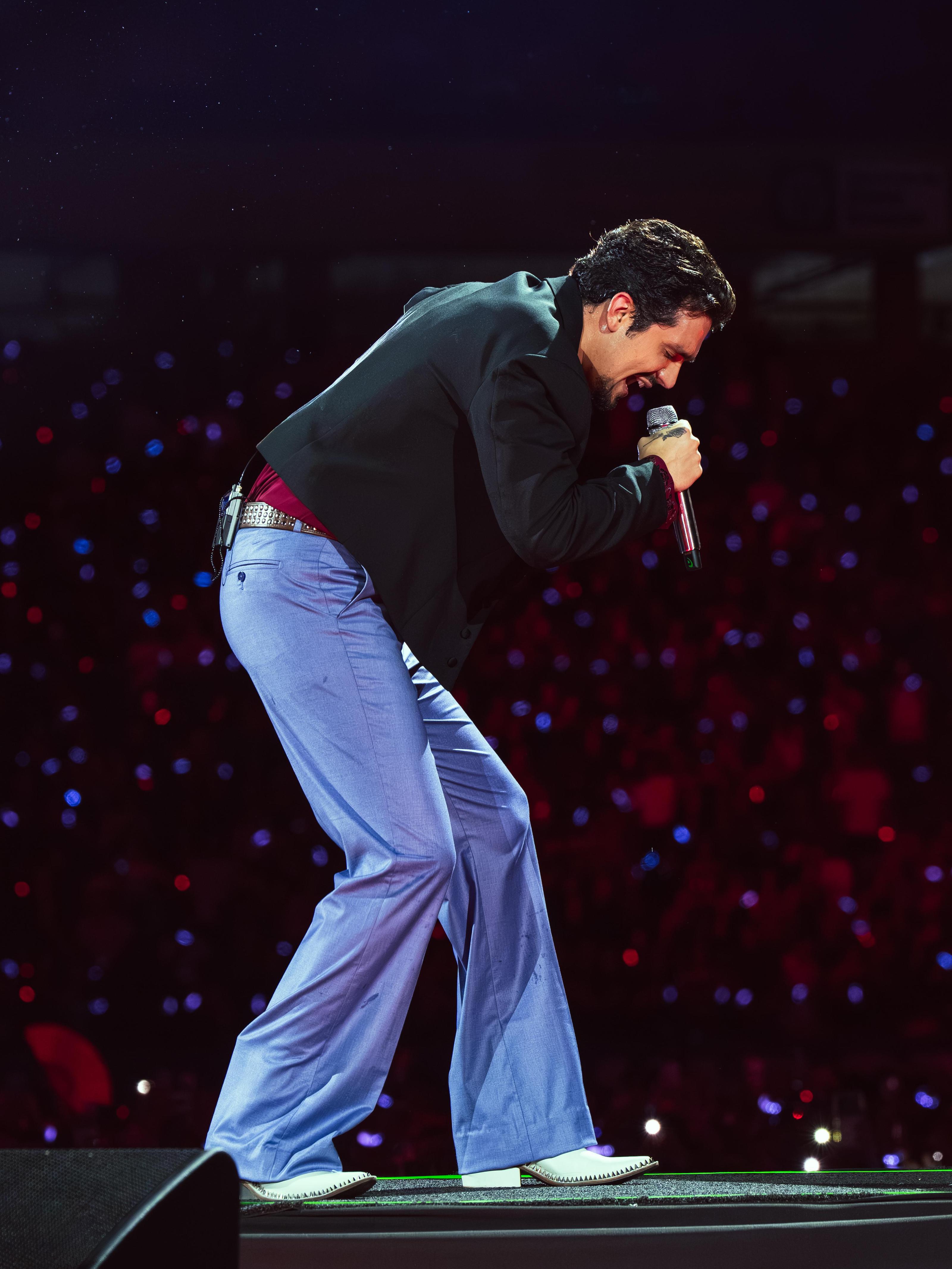 Luan Santana esgota Arena Pantanal e faz de Cuiabá um coral gigante em noite histórica