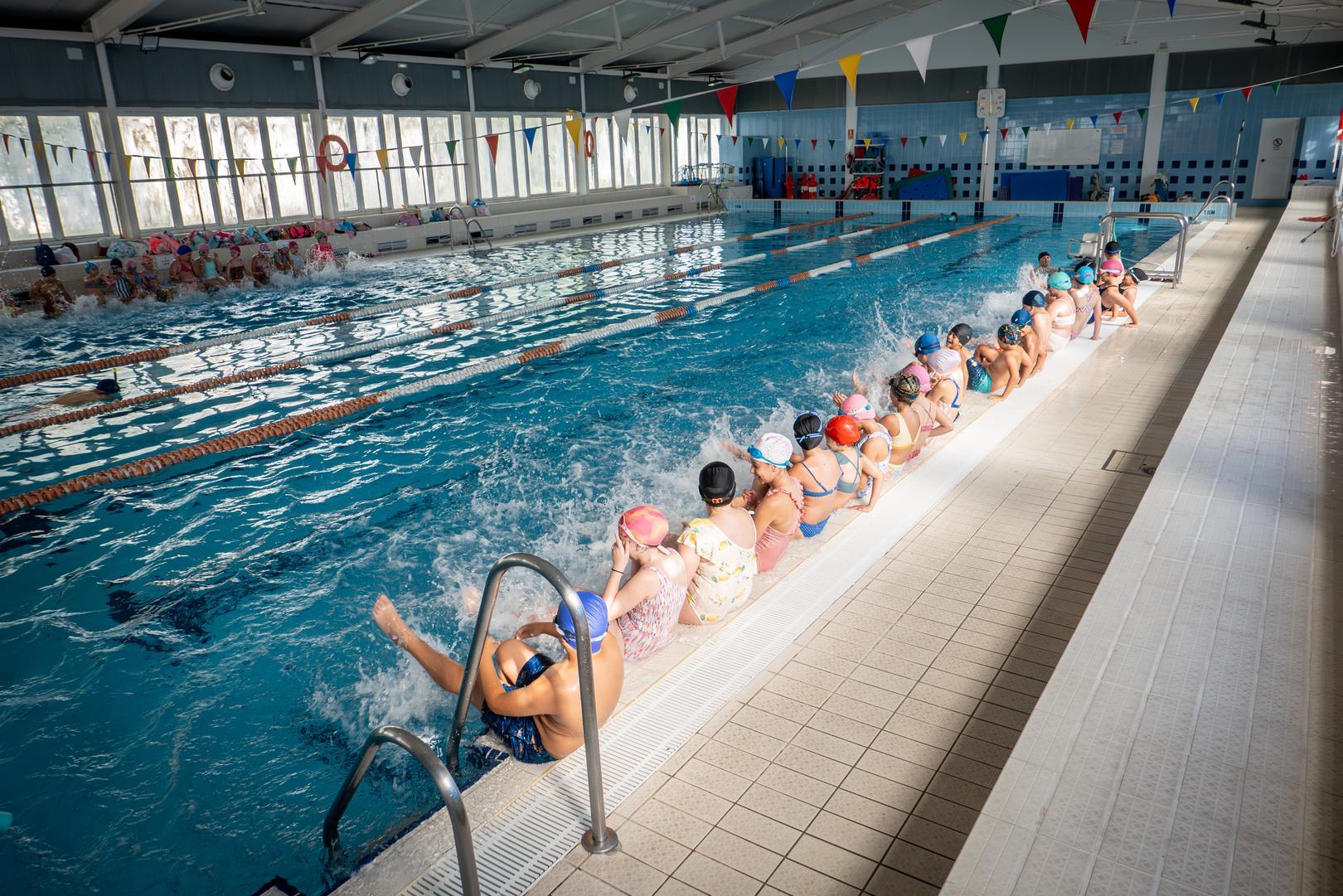 Un total de 1.028 escolares participan este trimestre en las Jornadas Escolares de Natación de la Piscina Cubierta Municipal