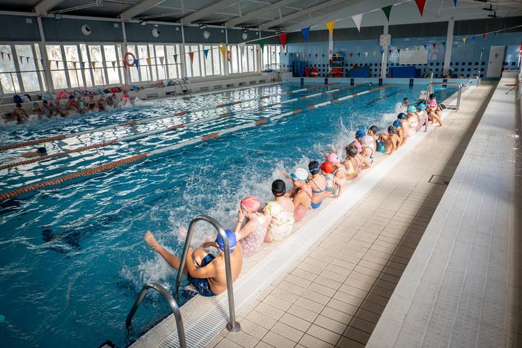 Un total de 1.028 escolares participan este trimestre en las Jornadas Escolares de Natación de la Piscina Cubierta Municipal