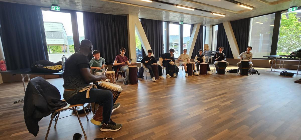 Afrikanisches Trommeln im Schulhaus Domus Scientiae