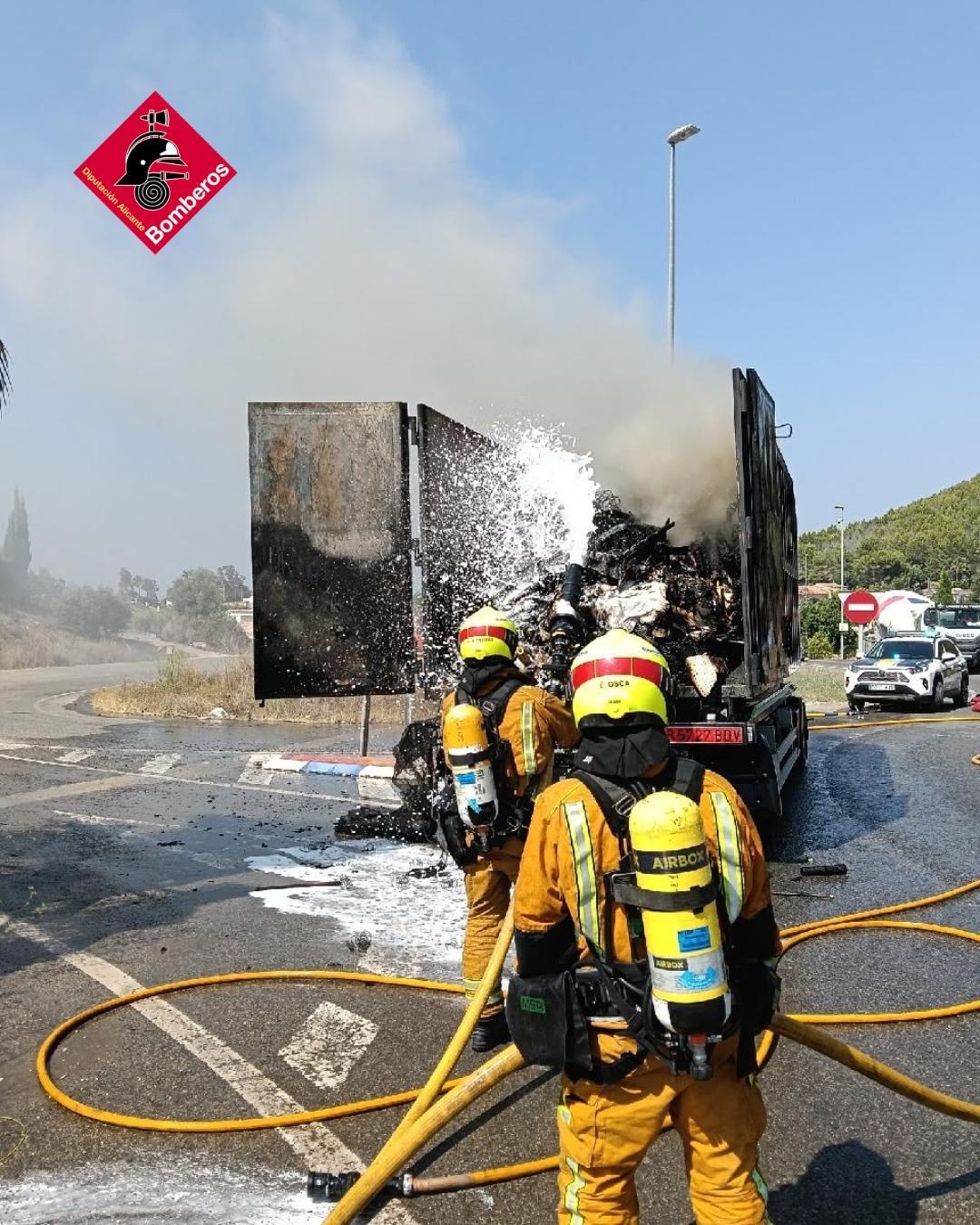 Un camión arde en la entrada de Pedreguer tras incendiarse la carga que transportaba para reciclar