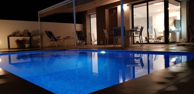 TORREVIEJA - Jolie maison de plain-pied attenante avec piscine privée 