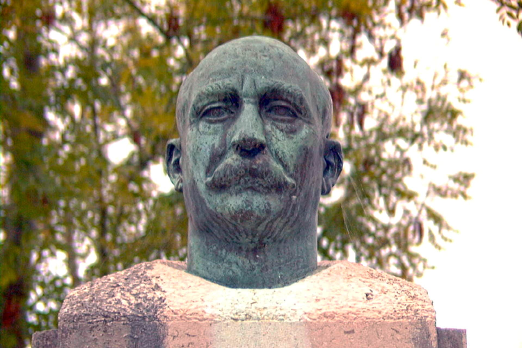 Escultura «Monumento a Manuel Cue Fernández»
