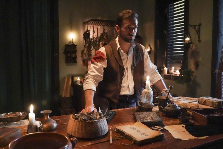 Mauricio Henao revive el siglo XIX con 'COOLIE', serie internacional en inglés que debuta en el Miami Film Festival 