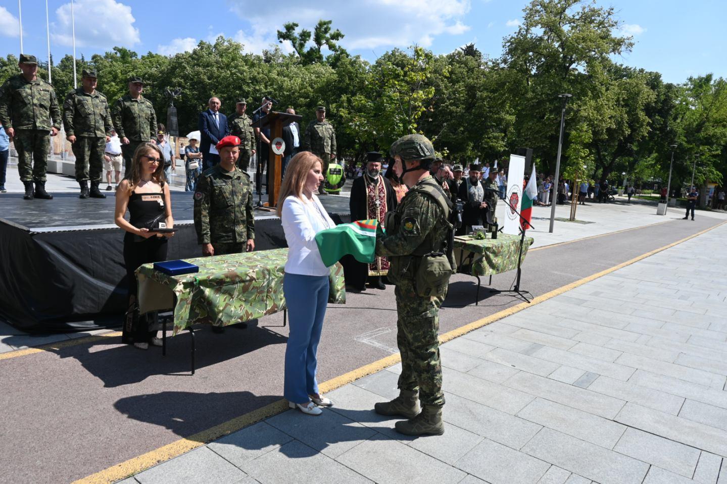 С тържествен ритуал в Стара Загора бе изпратен български военен контингент за участие в Стабилизиращите сили на НАТО в Косово