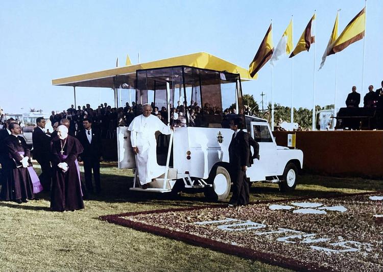 DE LINARES AL VATICANO: EL PAPAMÓVIL SANTANA DEL PAPA JUAN PABLO II