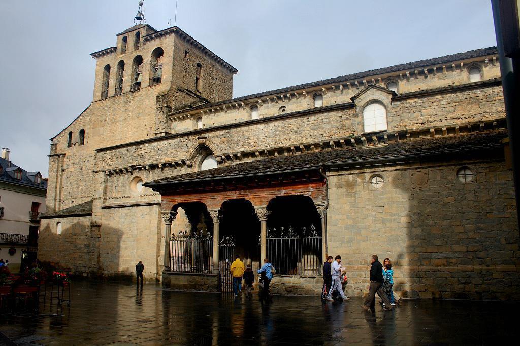 Jaca, la Perla del Pirineo Jaca, la Perla del Pirineo