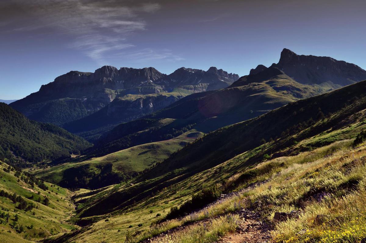 Ibón de Acherito. La excursión más conocida y popular del Valle de Hecho Ibón de Acherito. La excursión más conocida y popular del Valle de Hecho
