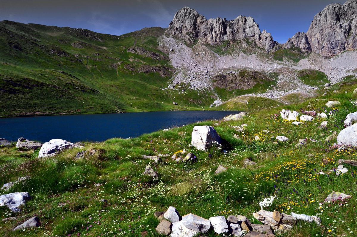 Ibón de Acherito. La excursión más conocida y popular del Valle de Hecho Ibón de Acherito. La excursión más conocida y popular del Valle de Hecho