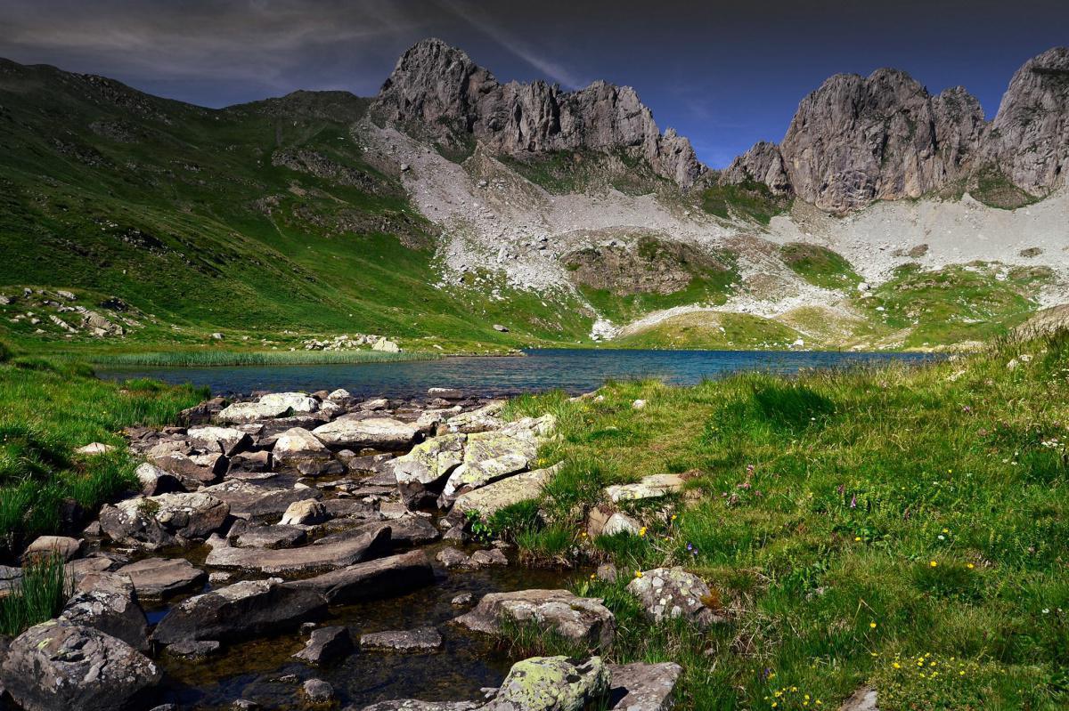Ibón de Acherito. La excursión más conocida y popular del Valle de Hecho Ibón de Acherito. La excursión más conocida y popular del Valle de Hecho