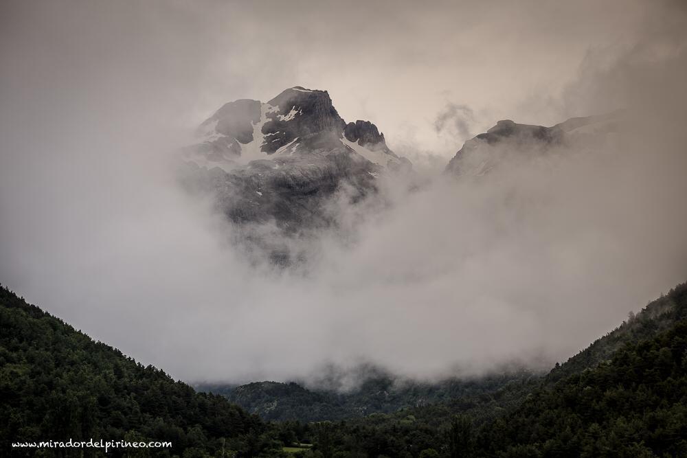 Mirador del Pirineo. Aventuras sobre ruedas Mirador del Pirineo. Aventuras sobre ruedas