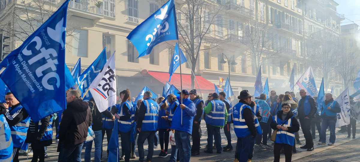 Du bleu, toujours du bleu dans les rues de Nice !