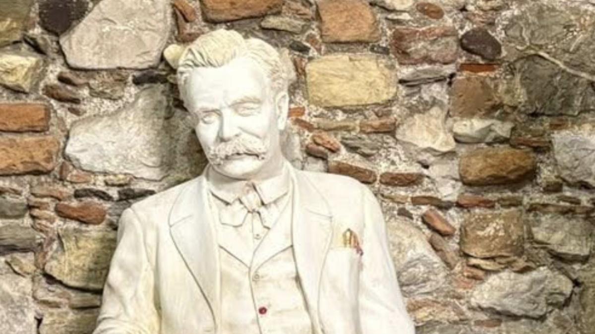 Statua di Friedrich Nietzsche - Statue of Friedrich Nietzsche