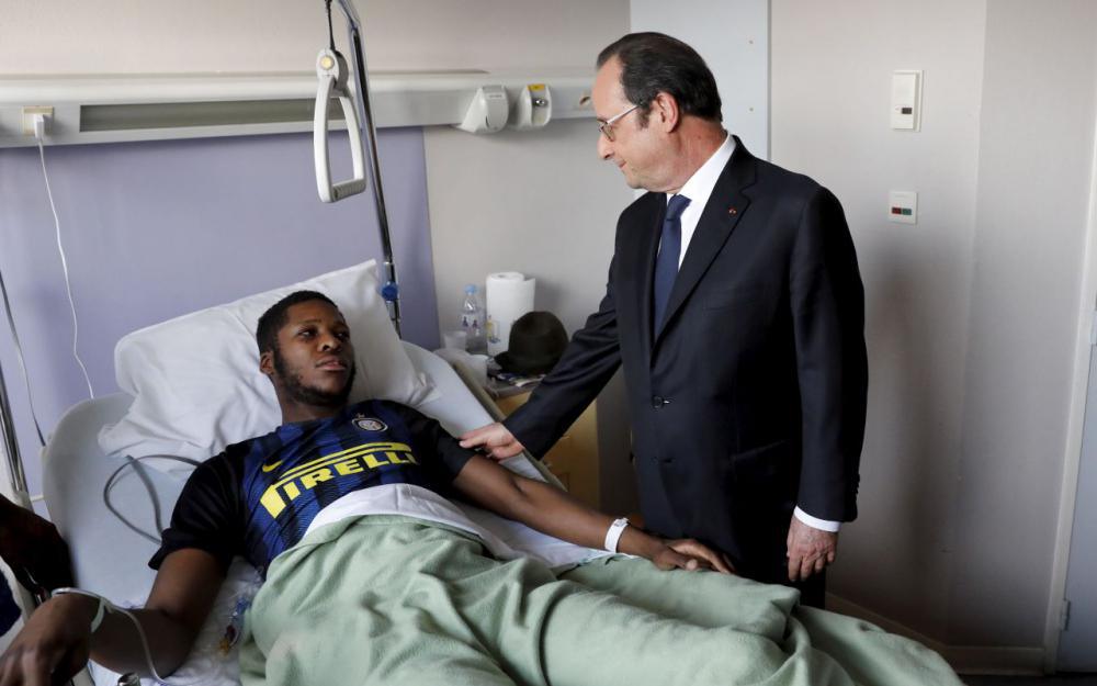 Le président Hollande rendant visite au jeune Théo, victime de la sauvagerie de policiers français