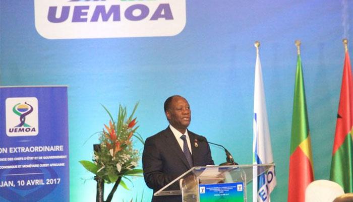 Ouattara dément "une éventuelle dévaluation" du franc CFA