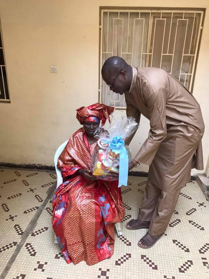 Banda Diop, le maire de la Patte d'Oie, rend visite à la maman de Khalifa Sall pour la fête des mères