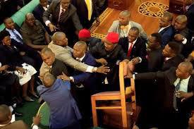 En Ouganda, une séance au Parlement tourne au pugilat