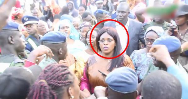 Foire de Dakar : Marième Faye Sall échappe à une foule surexcitée