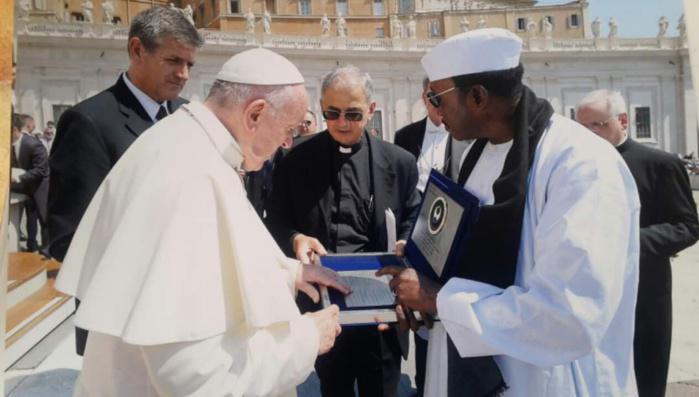Audience au Vatican : Serigne Mame Mor Mbacké offre le poème «Fouzti» de Serigne Touba au Pape François