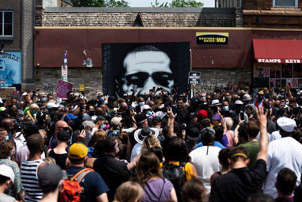Première victoire des manifestants aux États-Unis : la mort de Floyd requalifiée en «meurtre», les 4 policiers inculpés