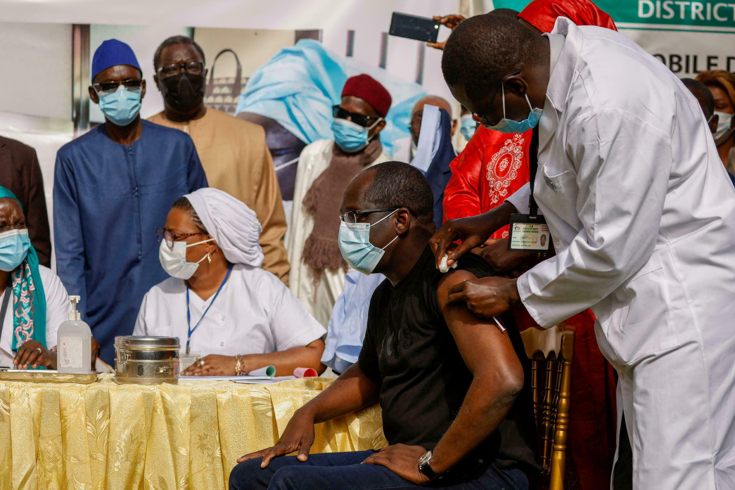 L’administration d’une dose de rappel de vaccination autorisée