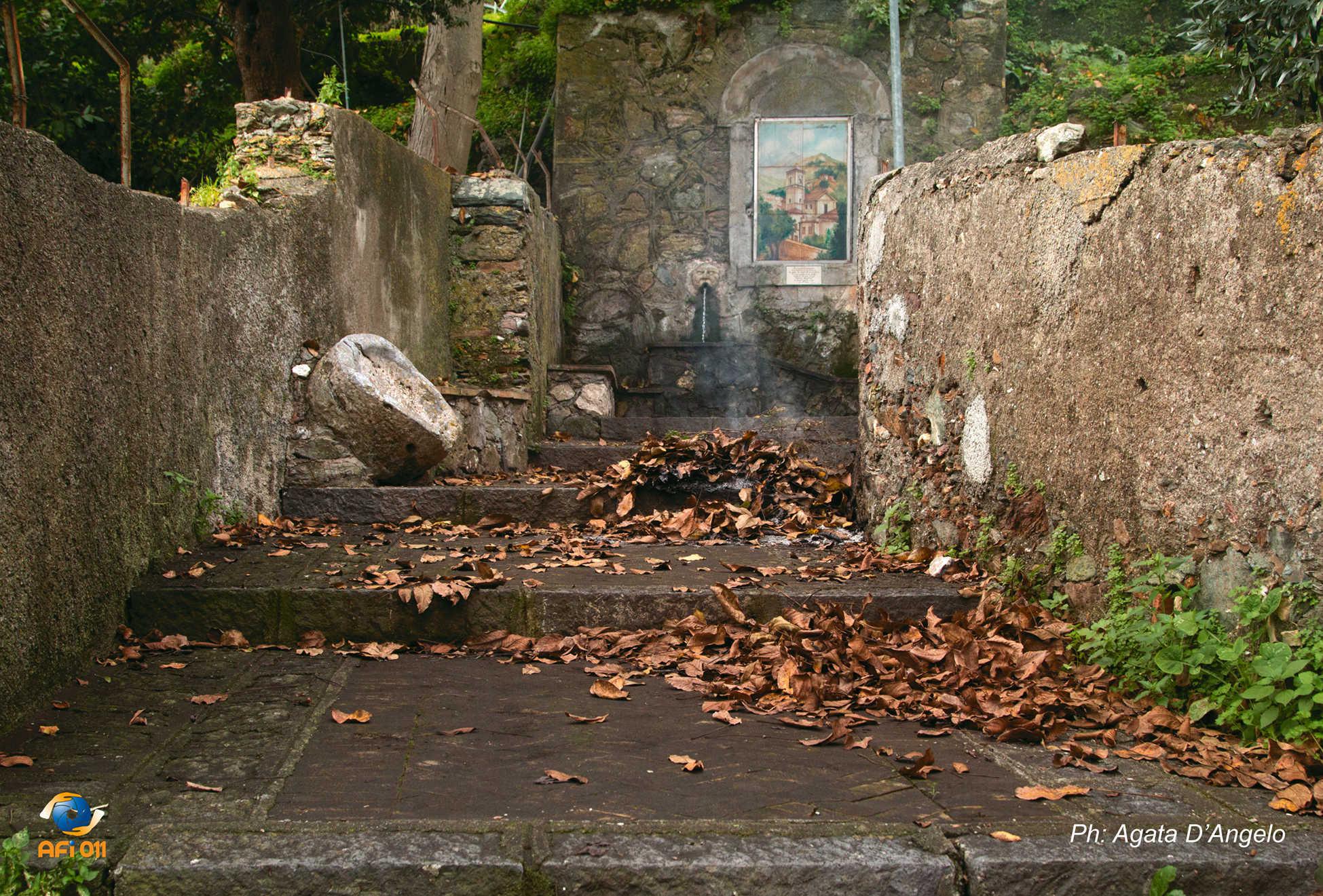 Scalinata della Fontana dell’ “Acqua dei Pazzi”ad Allume - foto di Agata D'Angelo