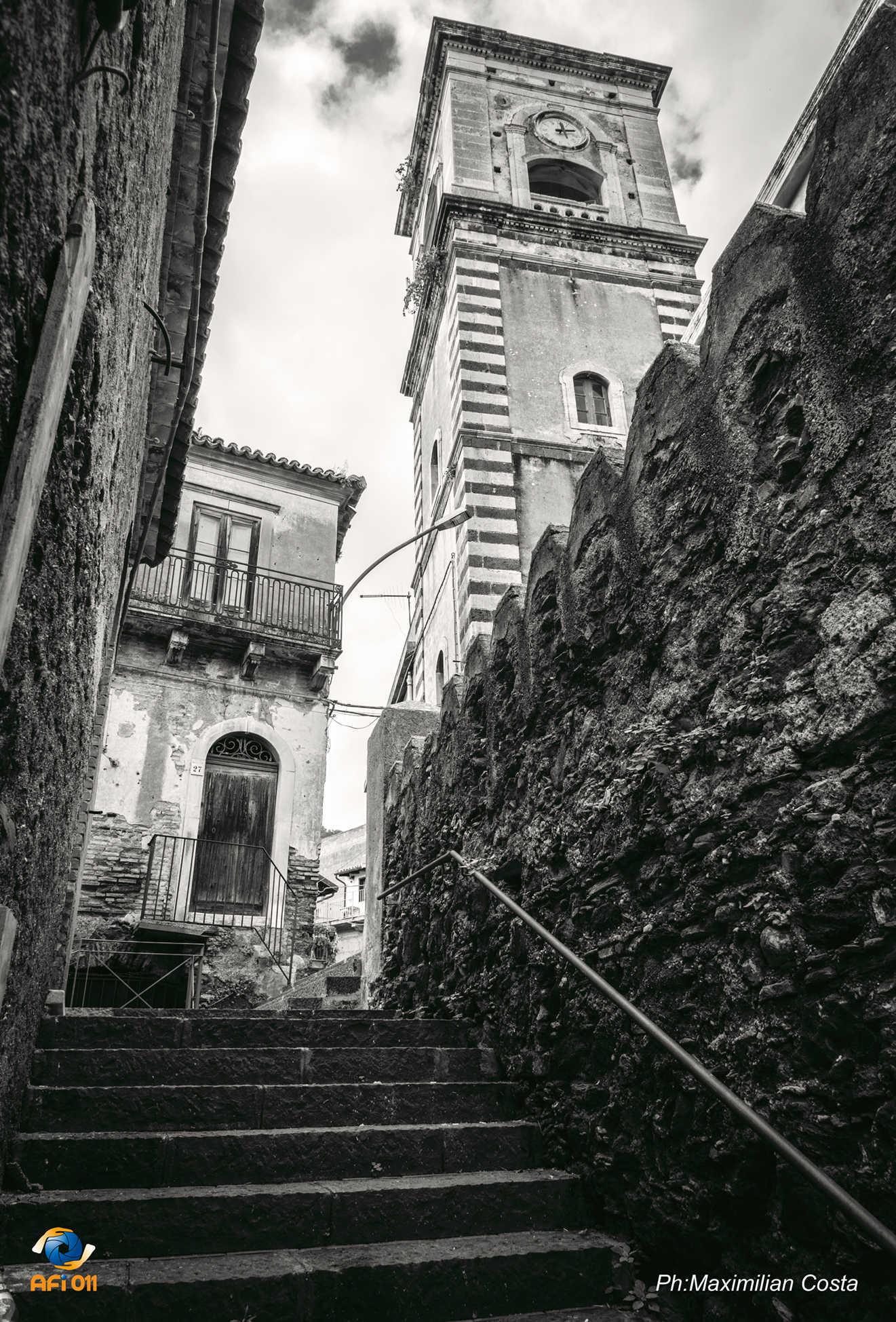 Scalinate verso la chiesa ad Allume - foto di Maximilian Costa