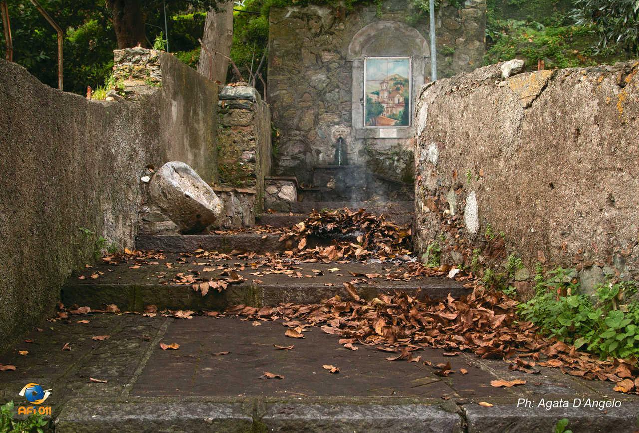 Scalinata della Fontana dell’ “Acqua dei Pazzi”ad Allume - foto di Agata D'Angelo