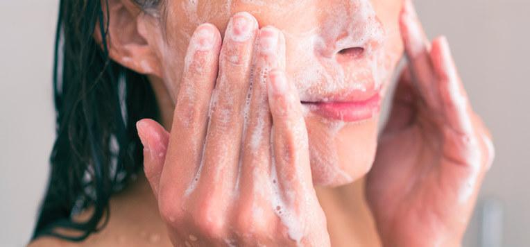 BENESSERE DELLA PELLE : LA ROUTINE QUOTIDIANA PER IDRATARLA E PROTEGGERLA... BENESSERE DELLA PELLE : LA ROUTINE QUOTIDIANA PER IDRATARLA E PROTEGGERLA...