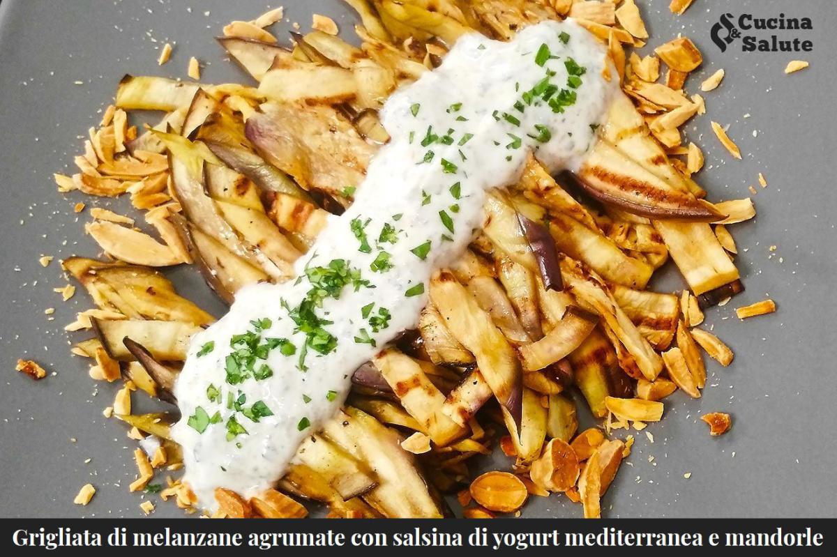 GRIGLIATA DI MELANZANE AGRUMATE CON SALSINA DI YOGURT MEDITERRANEA E MANDORLE