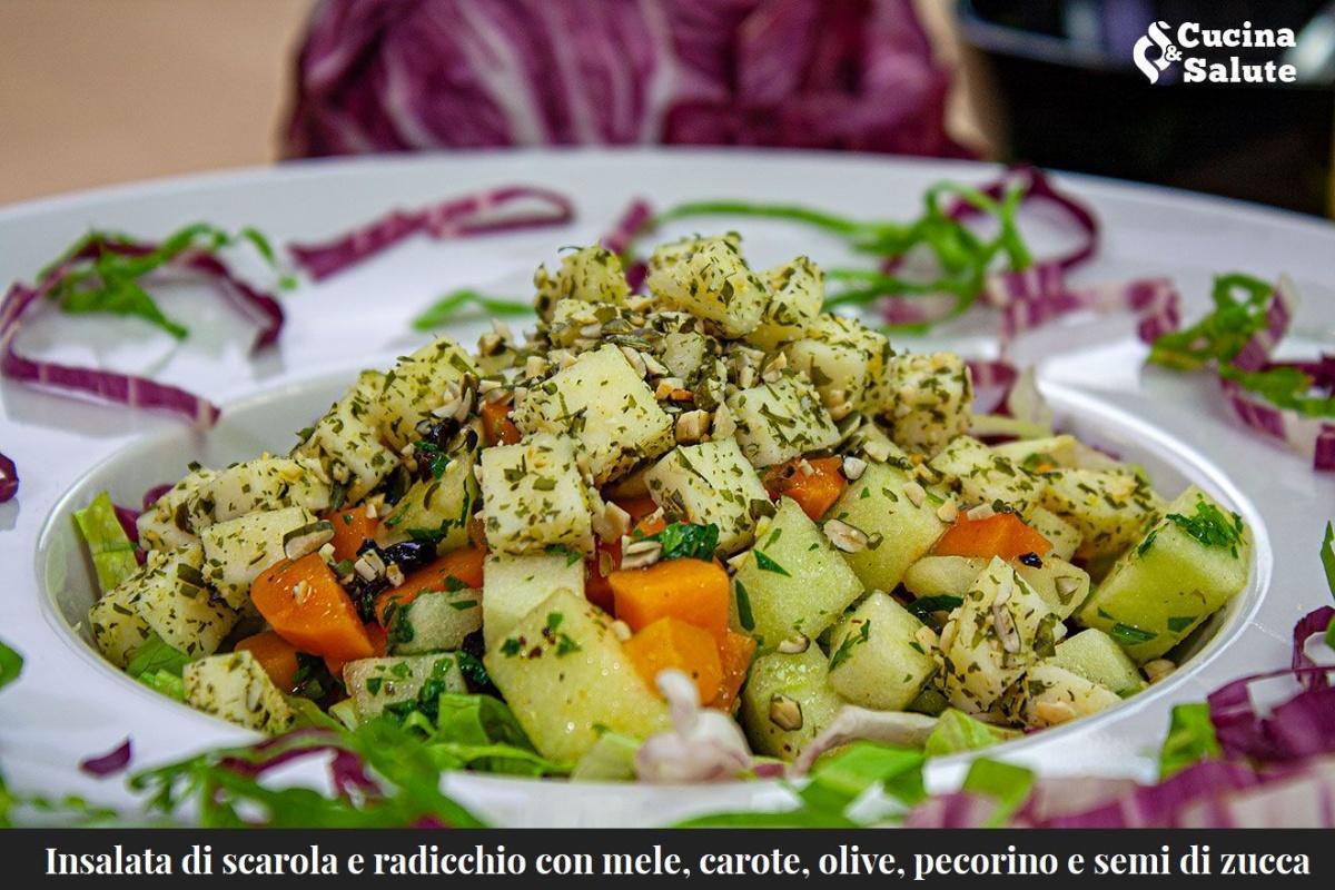 INSALATA DI SCAROLA E RADICCHIO CON MELE, CAROTE, OLIVE, PECORINO E SEMI DI ZUCCA...