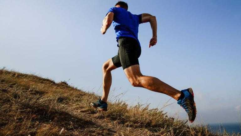 Correre in salita o in discesa è un’ottima idea per correre bene in piano...