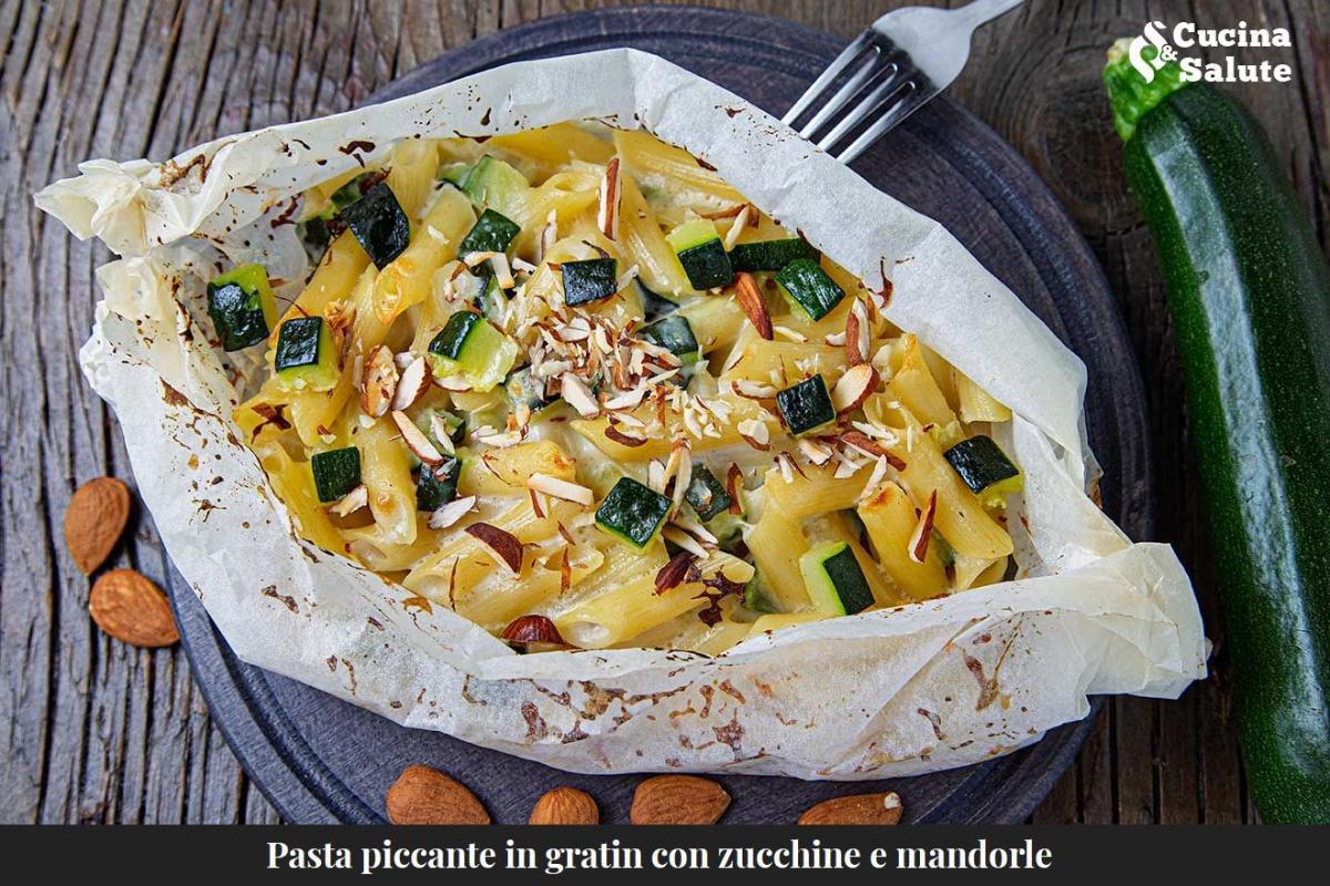 PASTA PICCANTE IN GRATIN CON ZUCCHINE E MANDORLE...
