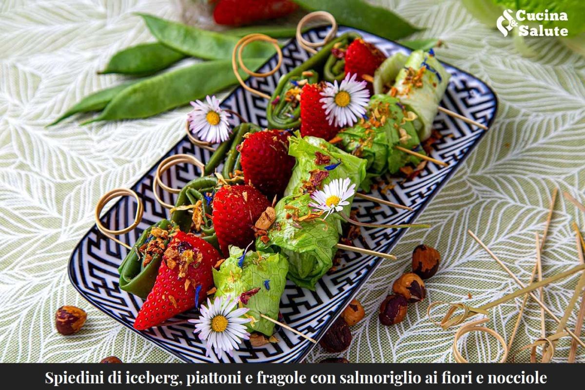 SPIEDINI DI ICERBEG, PIATTONI E FRAGOLE CON SALMORIGLIO AI FIORI E NOCCIOLE...