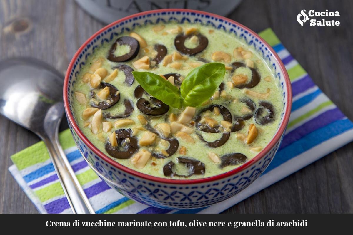 CREMA DI ZUCCHINE MARINATE CON TOFU OLIVE NERE E GRANELLE DI ARACHIDI....