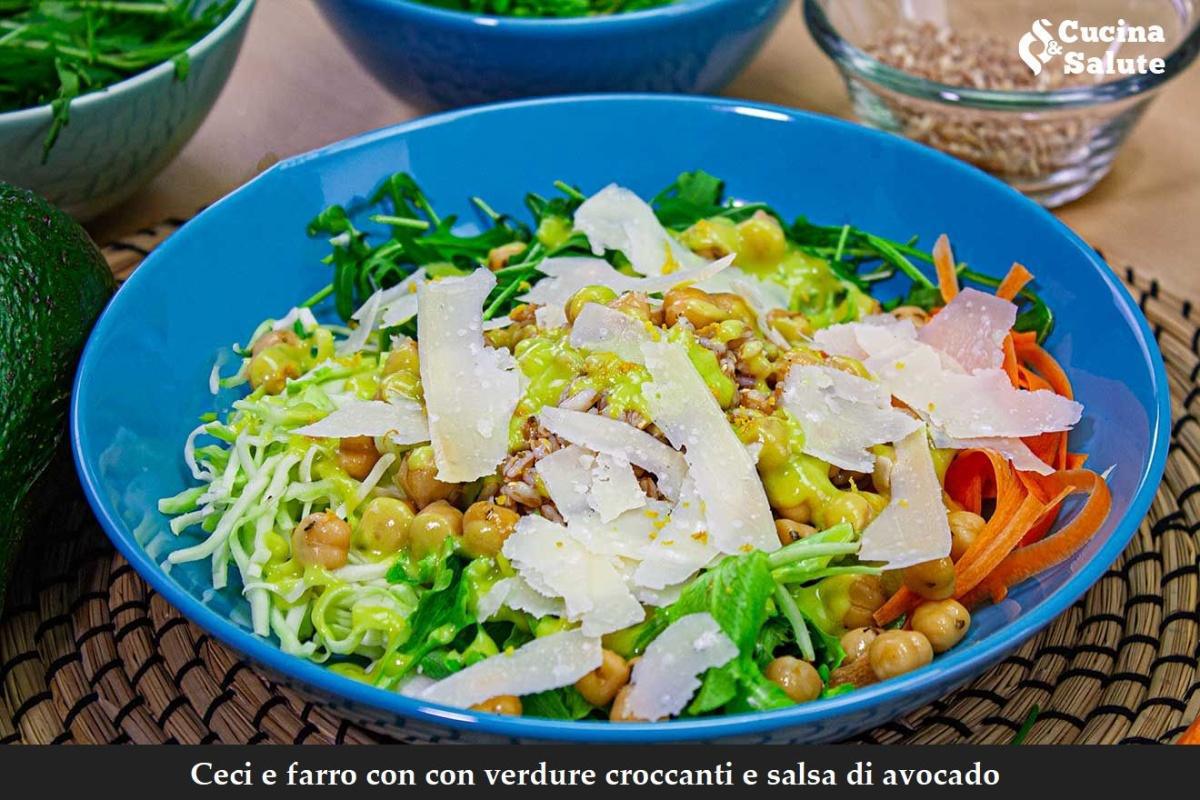 CECI E FARRO CON VERDURE CROCCANTI E SALSA DI AVOCADO...