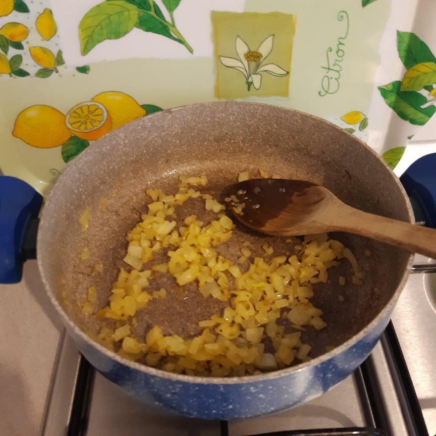 Pasta al sugo di salame Pasta al sugo di salame