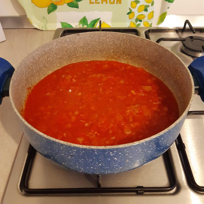 Pasta al sugo di salame Pasta al sugo di salame