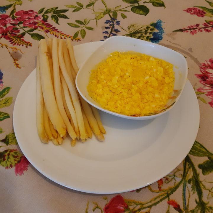 Uova e asparagi Uova e asparagi