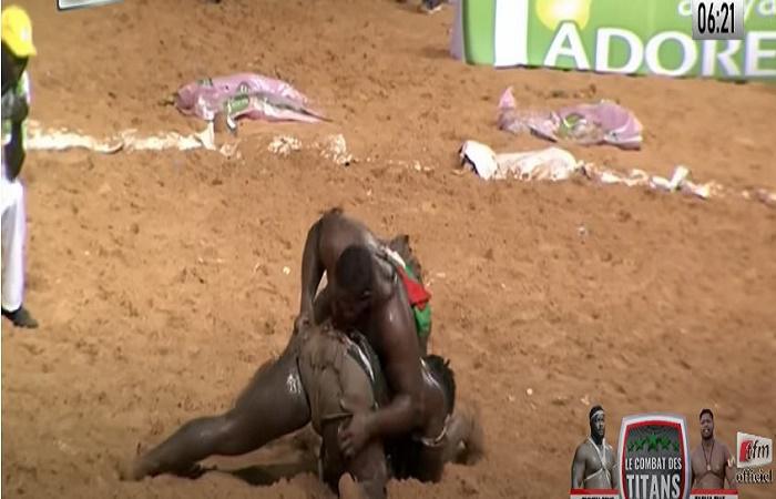 Eumeu perd les armes à la main, Tapha vainqueur dans la douleur