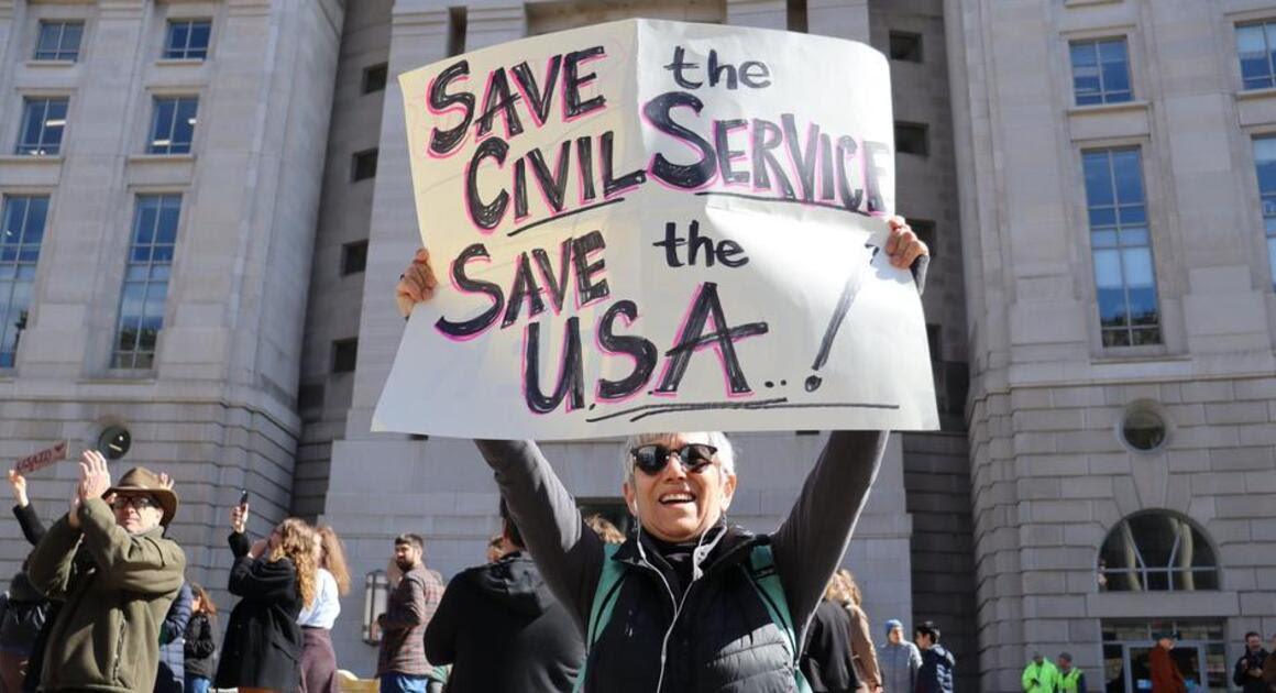 Les syndicats américains remportent une grande victoire contre Trump/Musk : la réintégration de dizaines de milliers de travailleurs.euses fédéraux