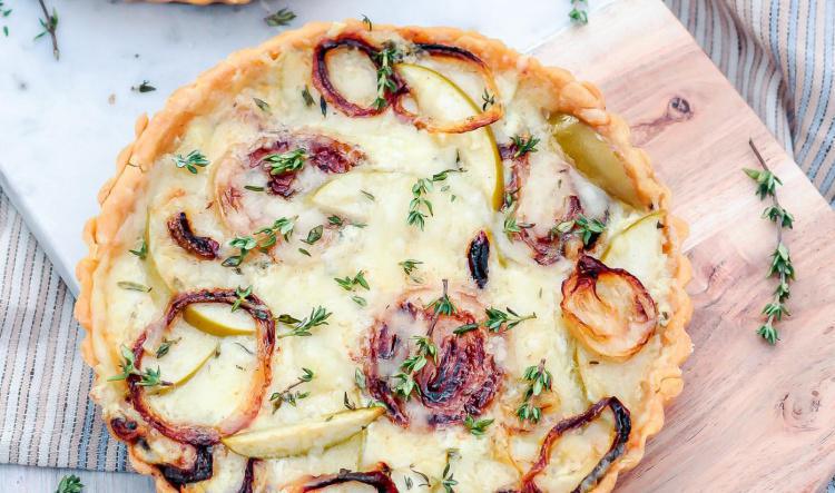 Tarte aux oignons, pommes et thym