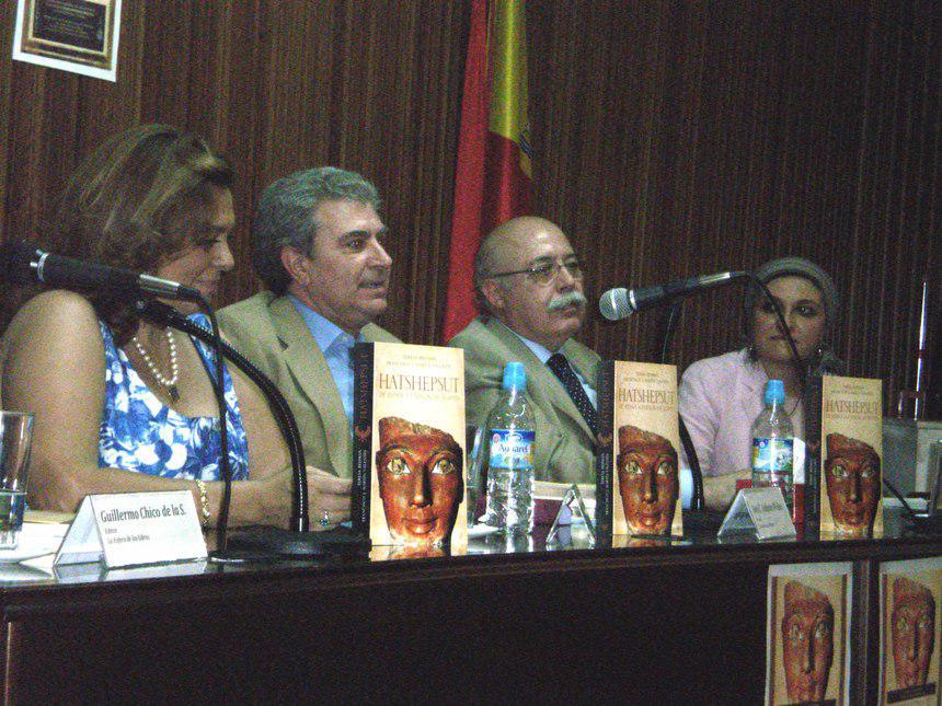 El Ex- Ministro de Cultura D. César A. Molina; la Dra Abir Abd El Salam; Teresa Bedman y Francisco Martín Valentín. Presentación del libro 'Hatshepsut: de reina a farón de Egipto'