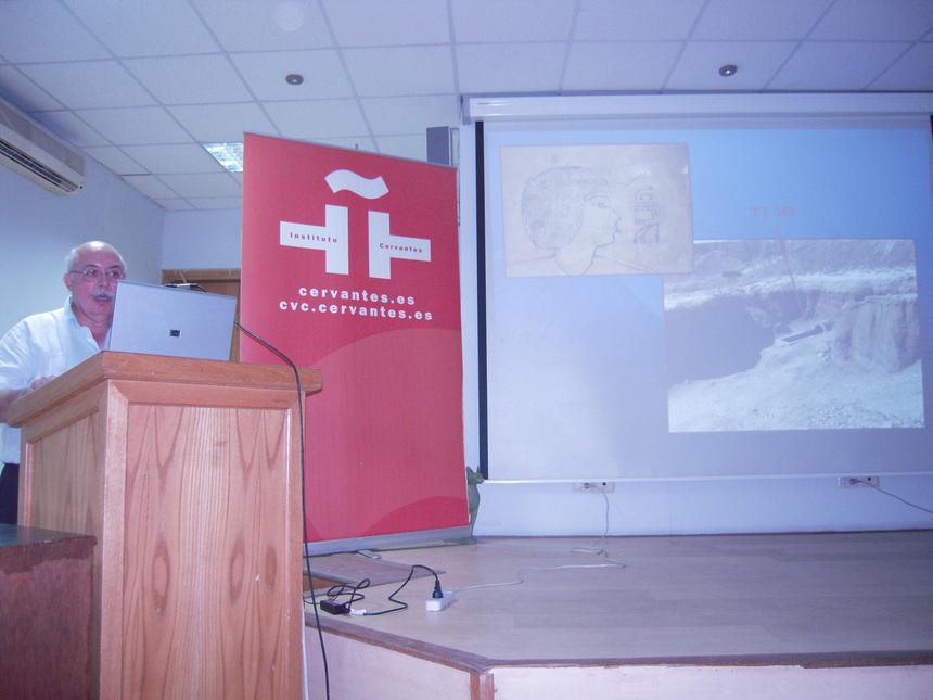 Francisco Martín Valentín, Director del 'Proyecto Sen-en-Mut'. Conferencia en la sede del SCAE (El Cairo)