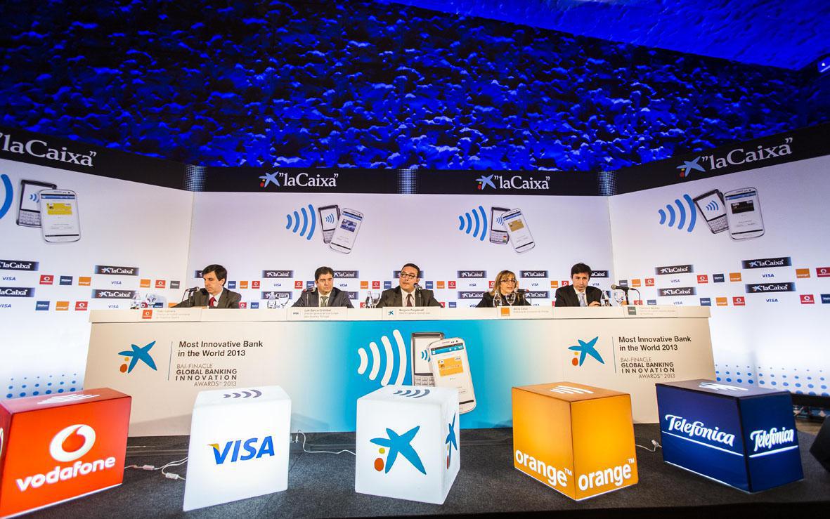 De izquierda a derecha, Iñaki Cabrera, director de mobile commerce de Vodafone España; Luis García Cristóbal, director general de Visa Europe; Benjamí Puigdevall, director general de e-laCaixa; Alicia Calvo, directora de innovación de Orange y Francisco Salcedo, director de nuevos negocios digitales de Telefónica España.