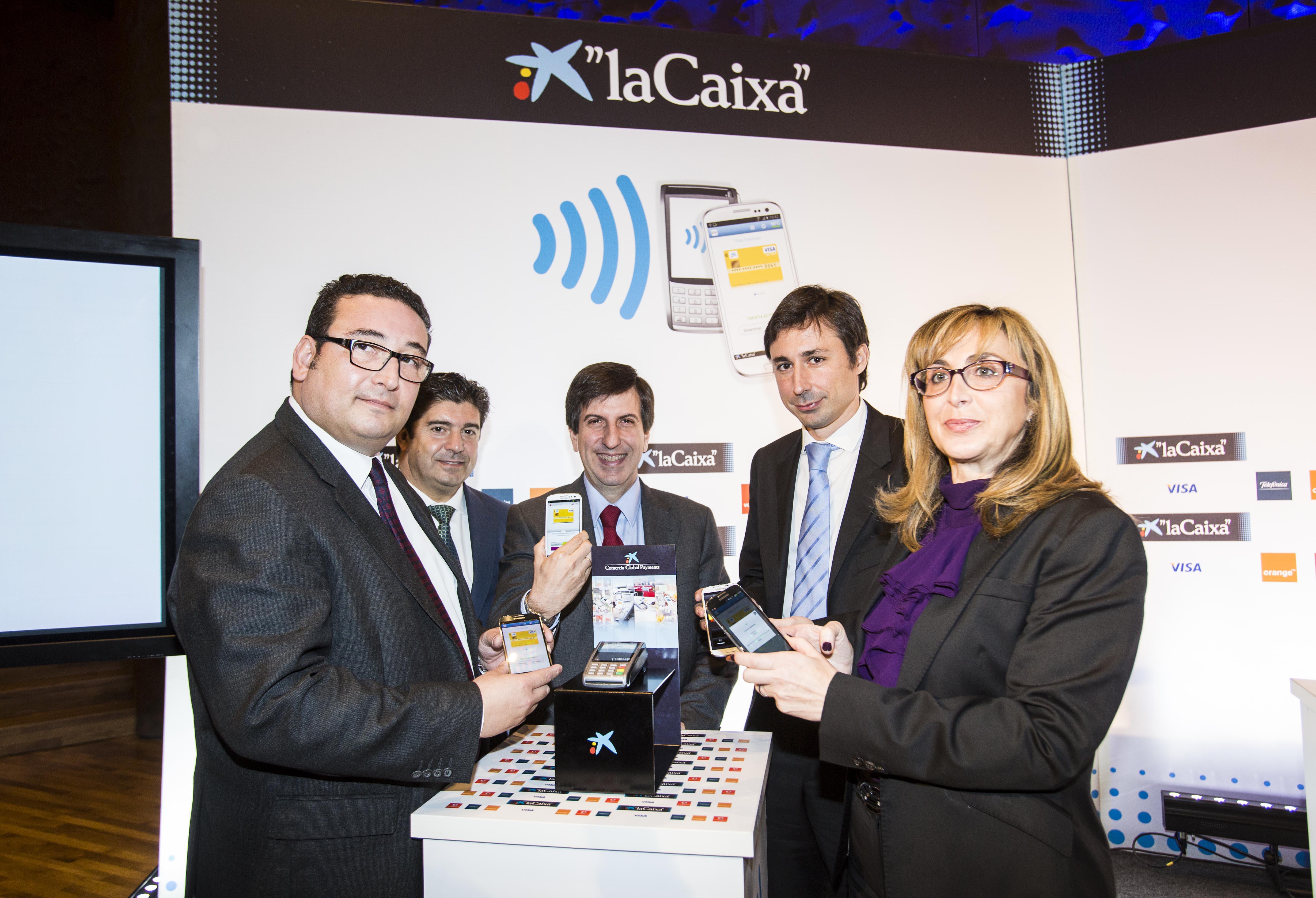 De izquierda a derecha, Benjamí Puigdevall, director general de e-laCaixa; Luis García Cristóbal, director general de Visa Europe para España y Portugal; Iñaki Cabrera, director de mobile commerce de Vodafone España; Francisco Salcedo, director de nuevos negocios digitales de Telefónica y Alicia Calvo, directora de innovación de Orange.
