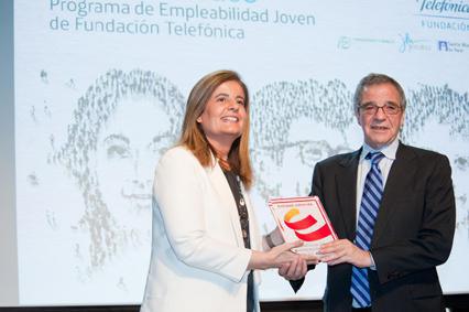 La ministra de Empleo y Seguridad Social, Fátima Báñez junto al presidente de Telefónica, César Alierta en la presentación del programa de empleabilidad