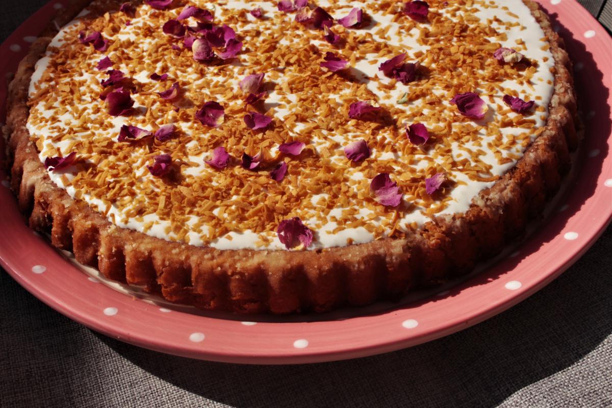 sponge cake with the cream الكعكه الاسفنجيه بالكريمه  sponge cake with the cream الكعكه الاسفنجيه بالكريمه