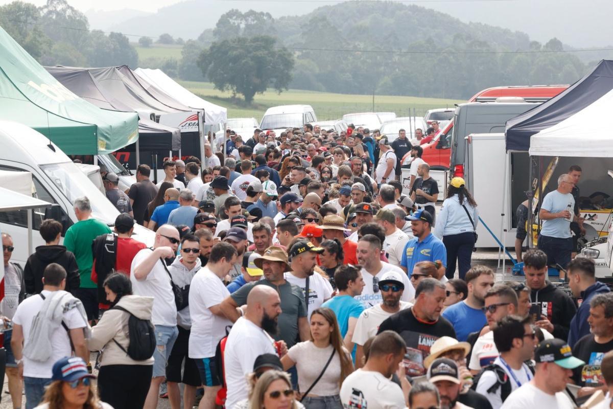 Sesión de firmas de leyendas del Motorsport en Hoznayo