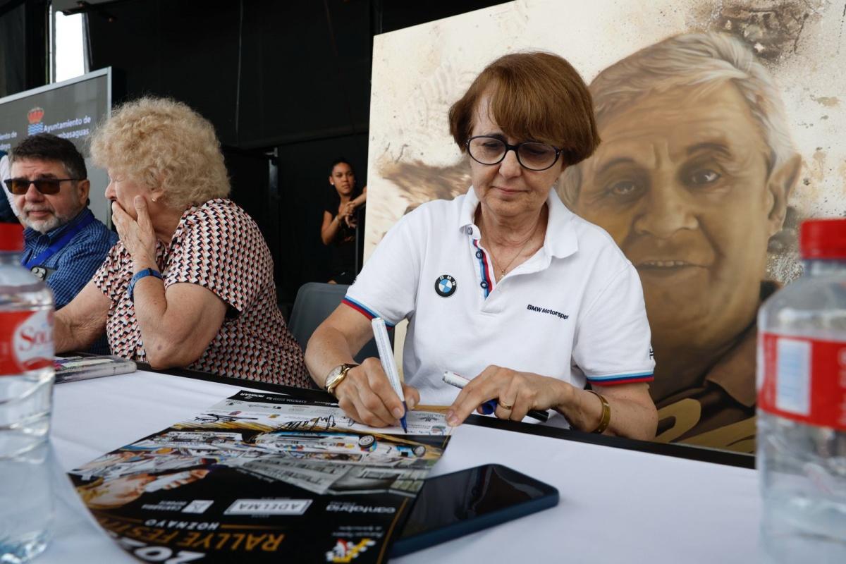 Sesión de firmas de leyendas del Motorsport en Hoznayo